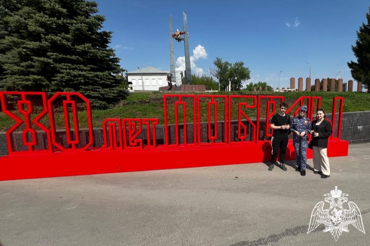 Росгвардейцы раздают символ Дня Победы в «Городе воинской славы»