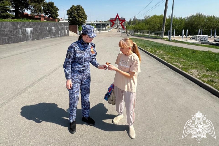 Росгвардейцы раздают символ Дня Победы в «Городе воинской славы»