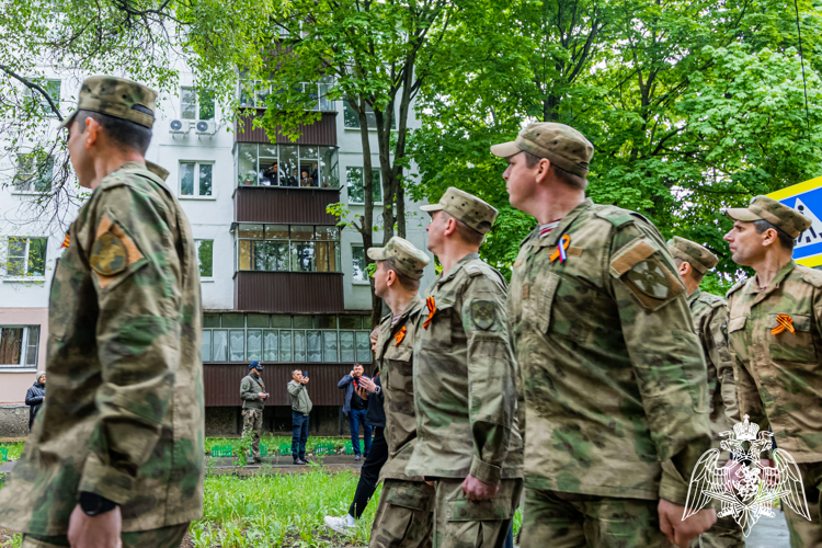 Росгвардия провела парад у дома ветерана Великой Отечественной войны