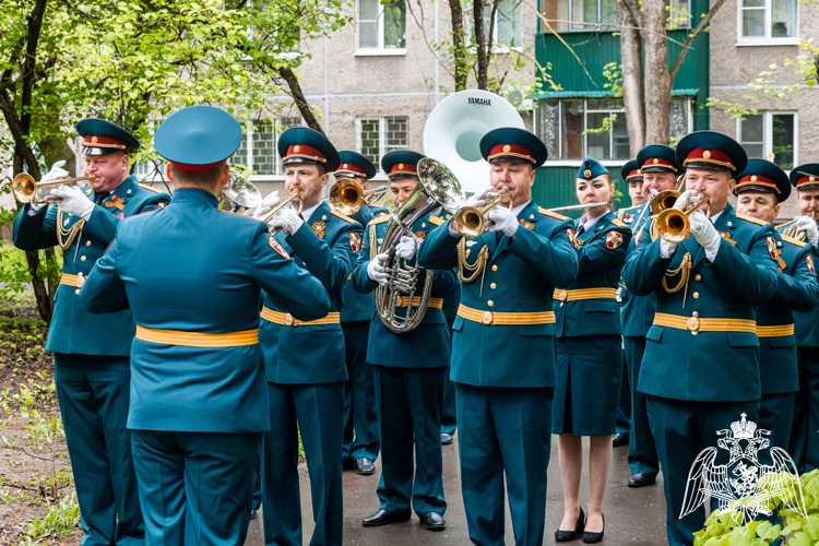 Росгвардия провела парад у дома ветерана Великой Отечественной войны