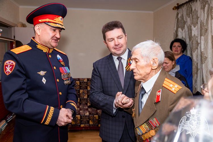 Росгвардия провела парад у дома ветерана Великой Отечественной войны
