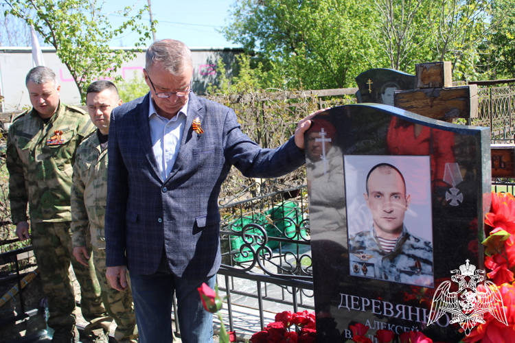 Росгвардейцы почтили память погибшего в зоне СВО  сотрудника ОМОН