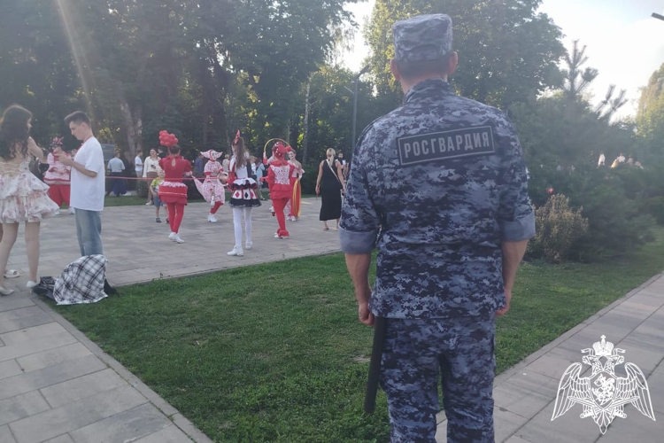 В Липецке безопасность во время футбольного матча и выпускного вечера для студентов обеспечили сотрудники Росгвардии