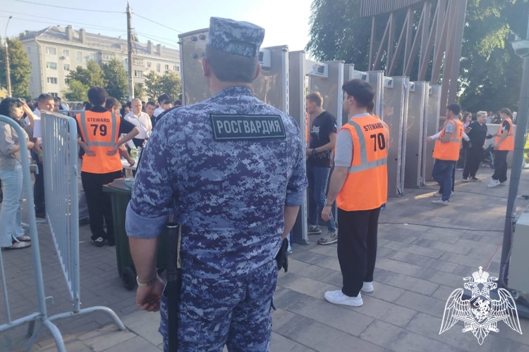В Липецке безопасность во время футбольного матча и выпускного вечера для студентов обеспечили сотрудники Росгвардии