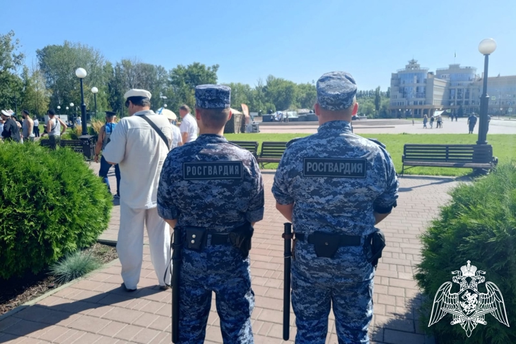 В Липецке росгвардейцы обеспечили правопорядок во время проведения праздничных мероприятий ко Дню ВМФ России