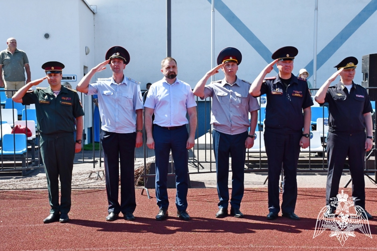 В Липецке росгвардейцы стали участниками спортивного соревнования «Папа, мама, я — спортивная семья»