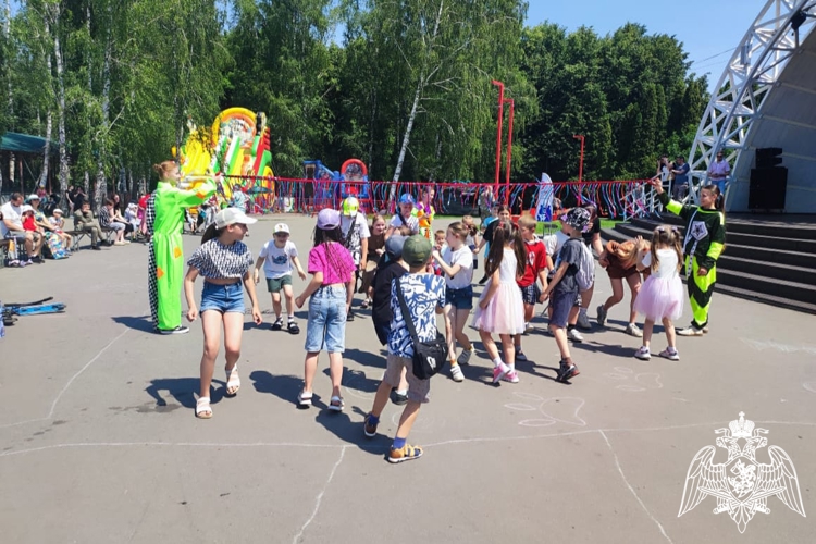 В Липецке росгвардейцы с детьми посетили праздничное мероприятие в Парке Победы