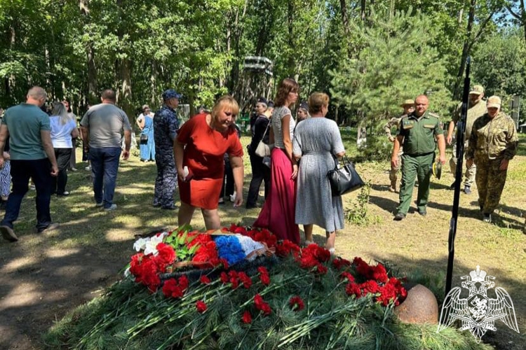 Сотрудники Росгвардии приняли участие в церемонии перезахоронения погибших красноармейцев