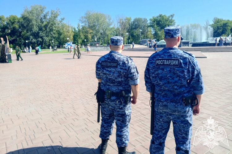 В Липецке росгвардейцы обеспечили правопорядок во время проведения праздничных мероприятий ко Дню ВМФ России