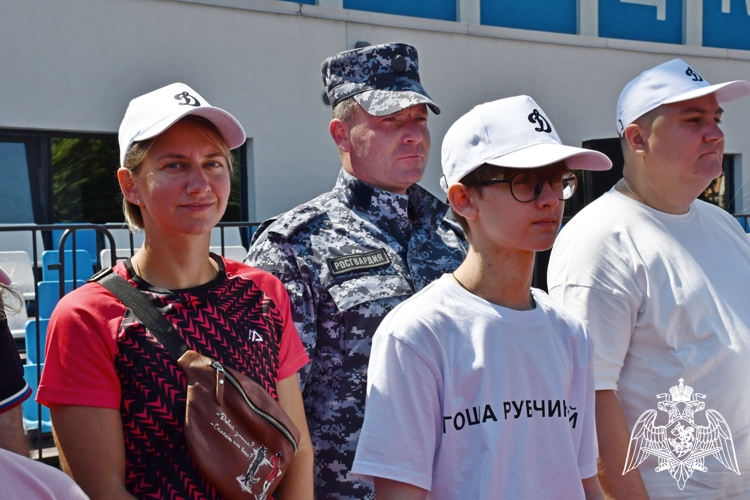 В Липецке росгвардейцы стали участниками спортивного соревнования «Папа, мама, я — спортивная семья»