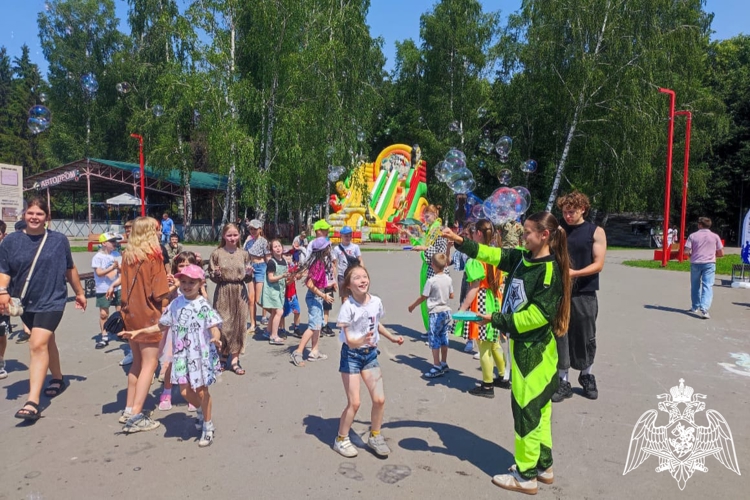 В Липецке росгвардейцы с детьми посетили праздничное мероприятие в Парке Победы