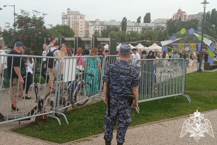 В Липецке росгвардейцы обеспечили охрану общественного порядка в День города и День металлурга