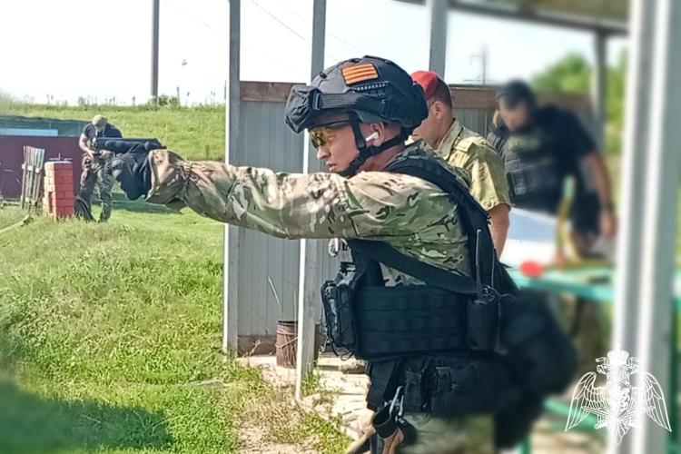 В Липецке состоялись испытания на право ношения знака отличия полицейского спецназа Росгвардии