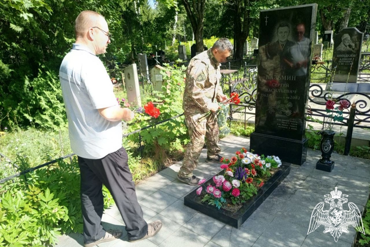 Сотрудники СОБР «Феникс» почтили память боевого товарища