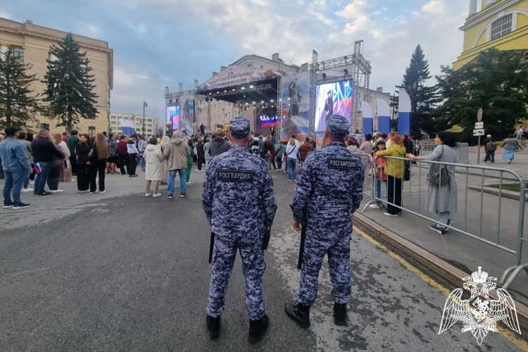 В Липецке Росгвардия обеспечила безопасность праздничного концерта в честь Дня Флага России