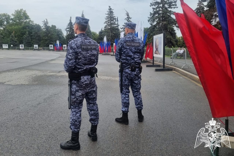 В Липецке Росгвардия обеспечила безопасность праздничного концерта в честь Дня Флага России