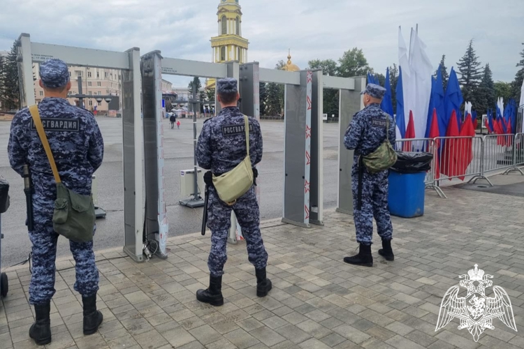 В Липецке Росгвардия обеспечила безопасность праздничного концерта в честь Дня Флага России