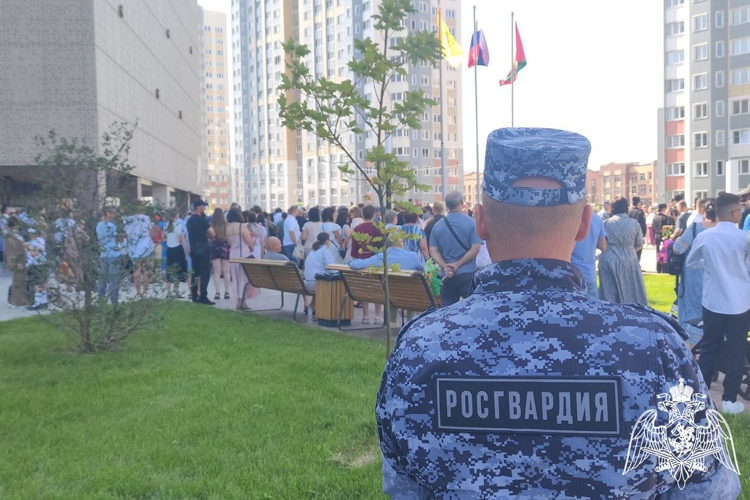 Росгвардейцы приняли участие в торжественном мероприятии, посвященном Дню знаний