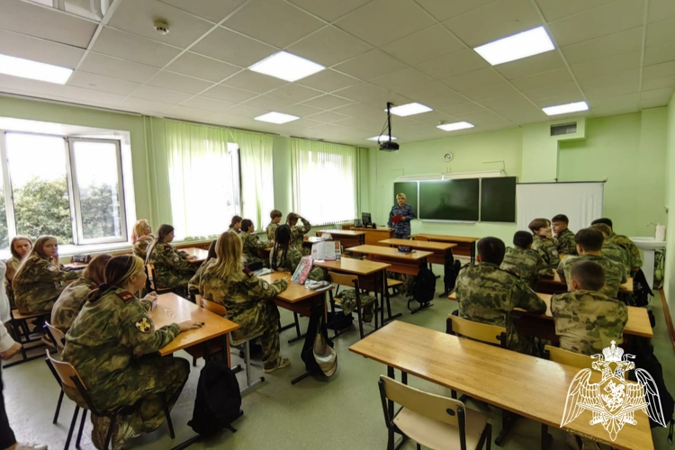 Росгвардия провела урок мужества для липецких школьников
