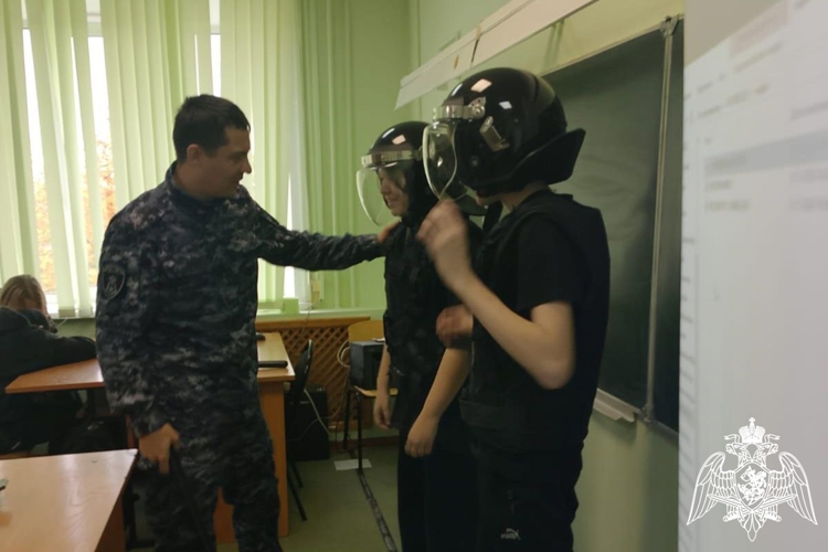 Сотрудники вневедомственной охраны Росгвардии провели урок мужества для липецких школьников.