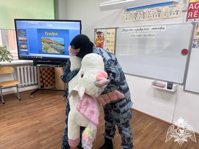Росгвардеец поблагодарил школьницу из Липецкой области за письмо в поддержку участников СВО (Видео)