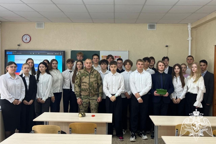 Росгвардейцы провели урок мужества для липецких учеников 