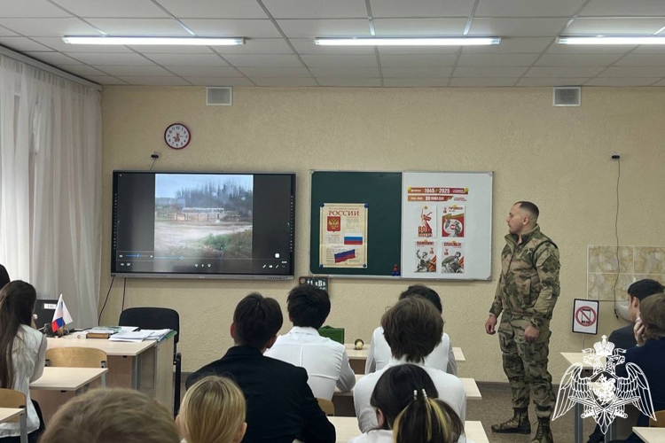Росгвардейцы провели урок мужества для липецких учеников 