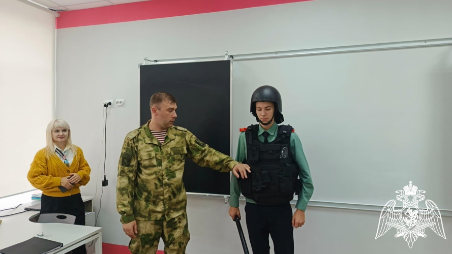 Офицер Росгвардии провел урок мужества для школьников города Лебедянь.