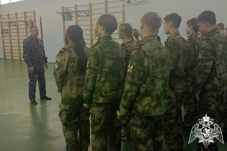 Росгвардейцы провели занятия по строевой подготовке в подшефном классе