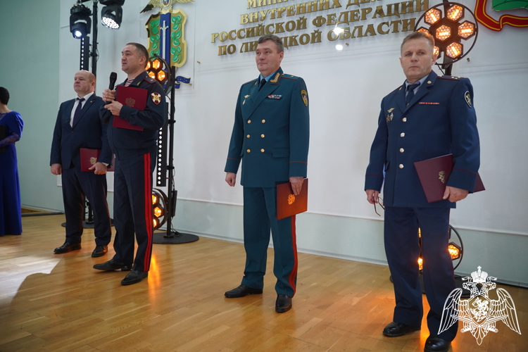 Начальник Управления Росгвардии по Липецкой области поздравил руководство, сотрудников и ветеранов УМВД с профессиональным праздником