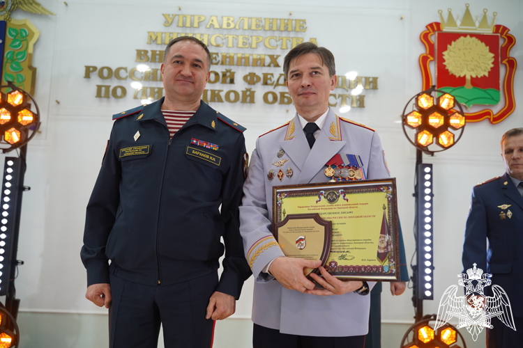 Начальник Управления Росгвардии по Липецкой области поздравил руководство, сотрудников и ветеранов УМВД с профессиональным праздником