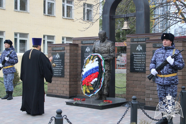 В Липецке росгвардейцы провели траурный митинг в память о погибших бойцах войск правопорядка 