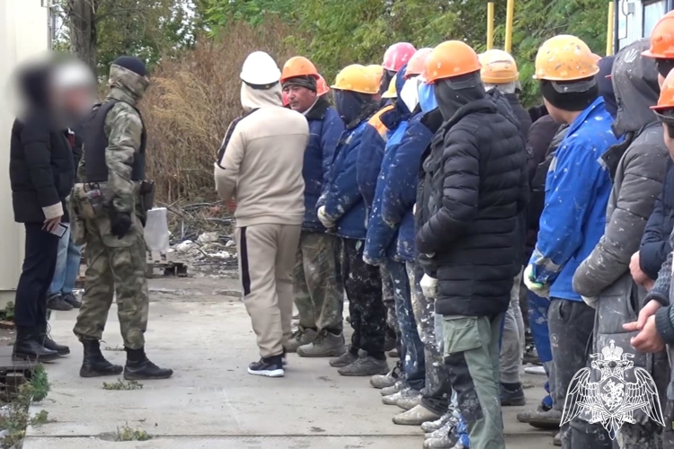 В Липецкой области сотрудники ОМОН Росгвардии оказали содействие полиции в проведении рейда по выявлению нарушений в сфере миграции