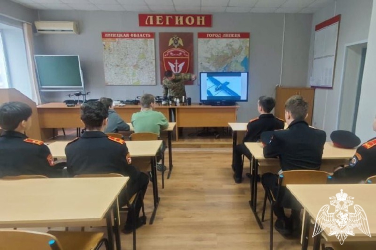 В Липецке сотрудники ОМОН провели экскурсию для кадетов