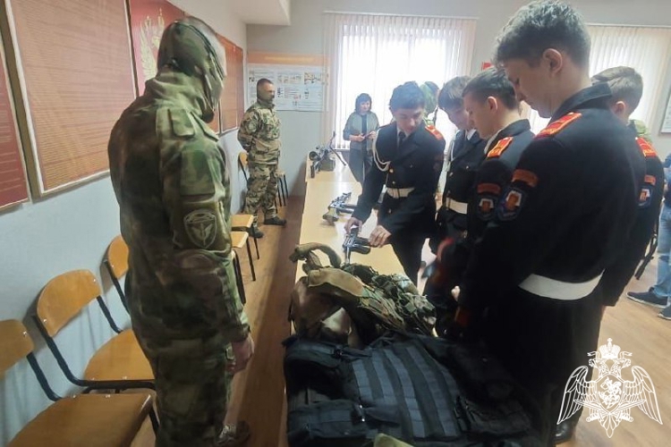 В Липецке сотрудники ОМОН провели экскурсию для кадетов
