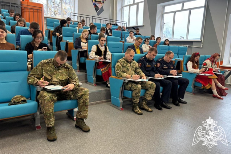 В Липецке сотрудники и военнослужащие Управления Росгвардии приняли участие в этнографическом диктанте