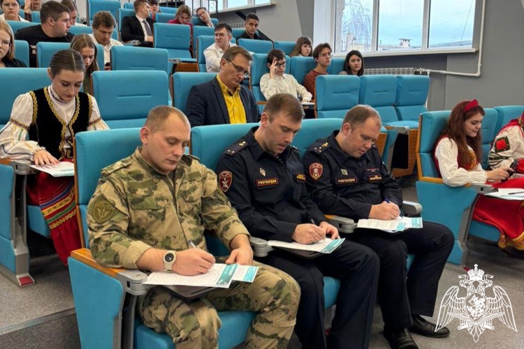  В Липецке сотрудники и военнослужащие Управления Росгвардии приняли участие в  этнографическом диктанте