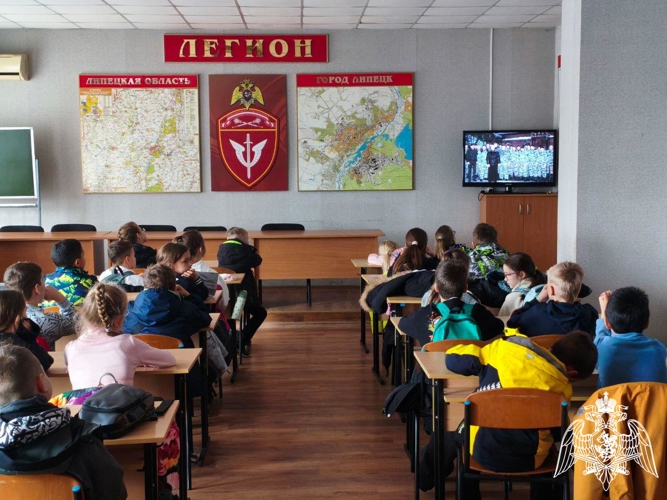 В Липецке сотрудники ОМОН провели экскурсию для учащихся гимназии №1 г. Липецка