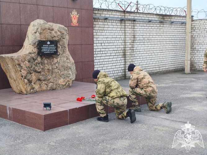В Липецке росгвардейцы провели траурный митинг в память о погибших бойцах войск правопорядка 