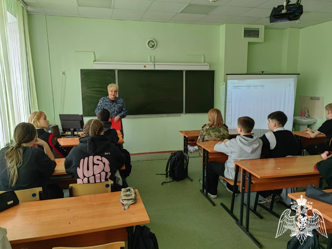 Росгвардейцы в Липецке провели для школьников урок мужества, посвященный Дню окончания первой мировой войны