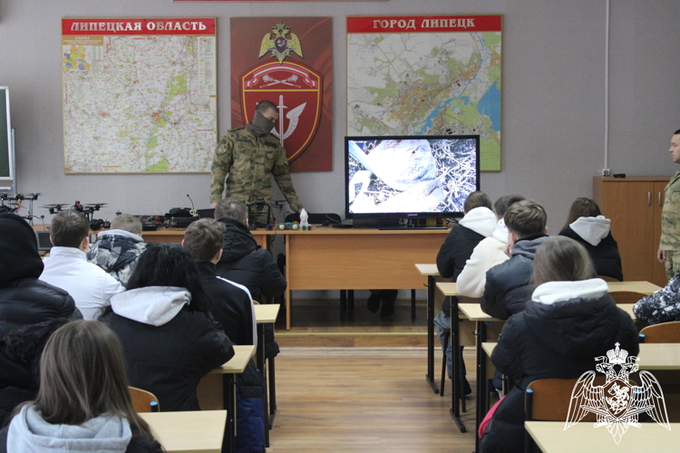 Росгвардия организовала новогоднюю экскурсию для детей на базе ОМОН «Легион» 