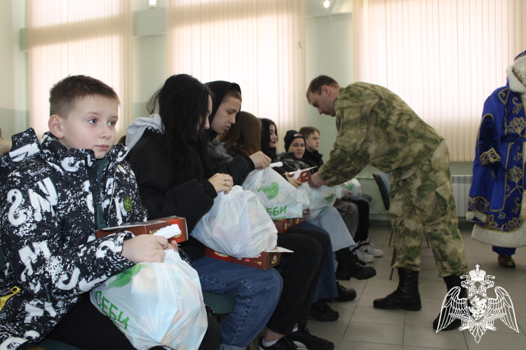 Росгвардия организовала новогоднюю экскурсию для детей на базе ОМОН «Легион» 