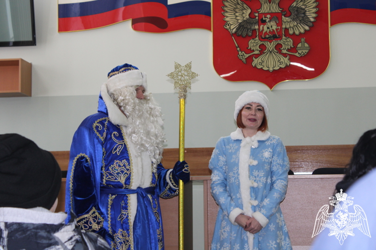 Росгвардия организовала новогоднюю экскурсию для детей на базе ОМОН «Легион» 