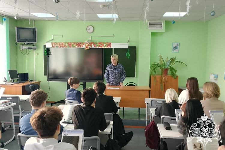 Росгвардейцы провели урок мужества с липецкими школьниками
