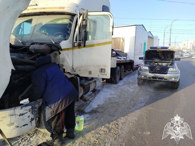 В Липецке росгвардейцы помогли автомобилисту попавшему в трудную ситуацию на дороге
