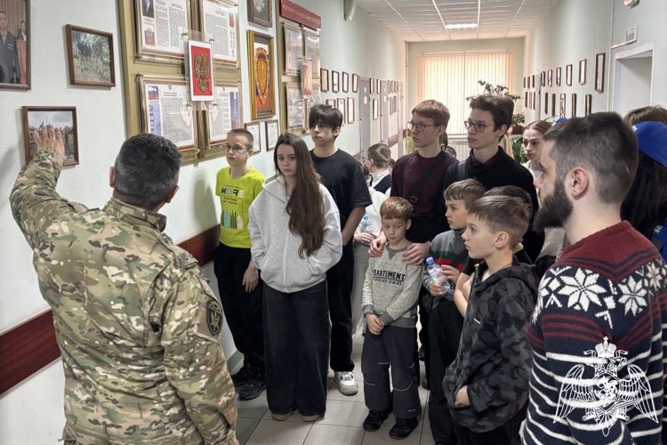 Сотрудники СОБР «Феникс» провели урок мужества в рамках акции «Дни Росгвардии»