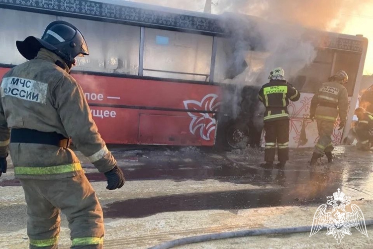 В Грязях росгвардейцы помогли потушить загоревшийся автобус