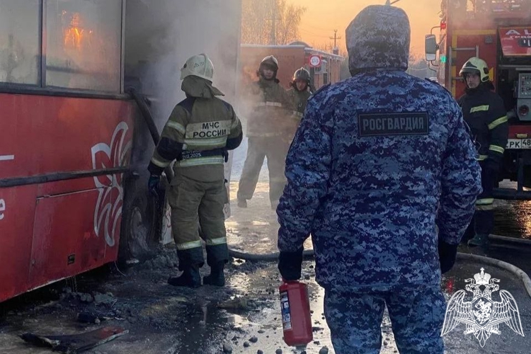В Грязях росгвардейцы помогли потушить загоревшийся автобус