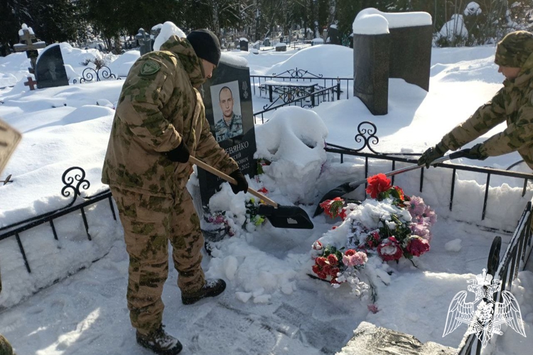 Сотрудники ОМОН «Легион» провели уборку в местах захоронения боевых товарищей
