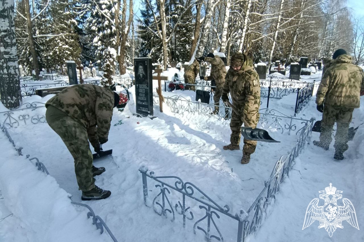 Сотрудники ОМОН «Легион» провели уборку в местах захоронения боевых товарищей